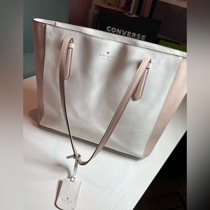 Carried my snacks, pens and binders to work which is why it’s very much used